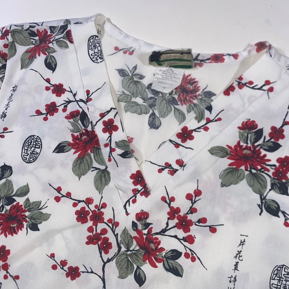 GALS of California Womens Scrub Top White Red Floral Asian Calligraphy Print M